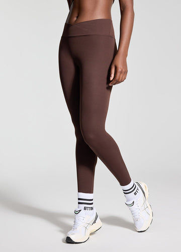 Flattering V-Cut Scrunch Leggings for a Sculpted Silhouette