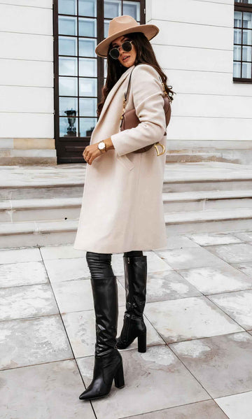Lange jas met rechte snit voor gelaagde winterlooks
